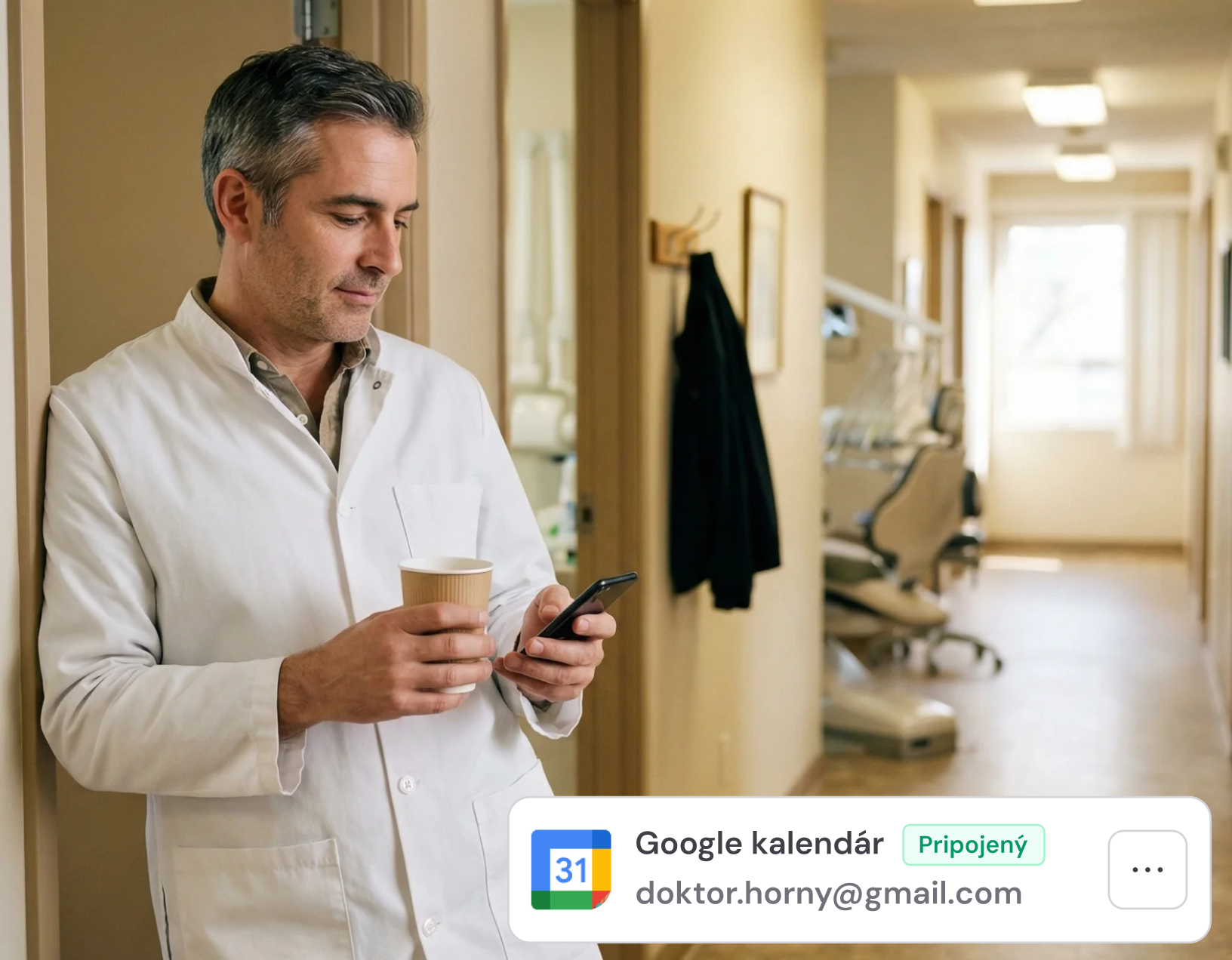 Klientka s mobilom pri sekcii Google kalendár