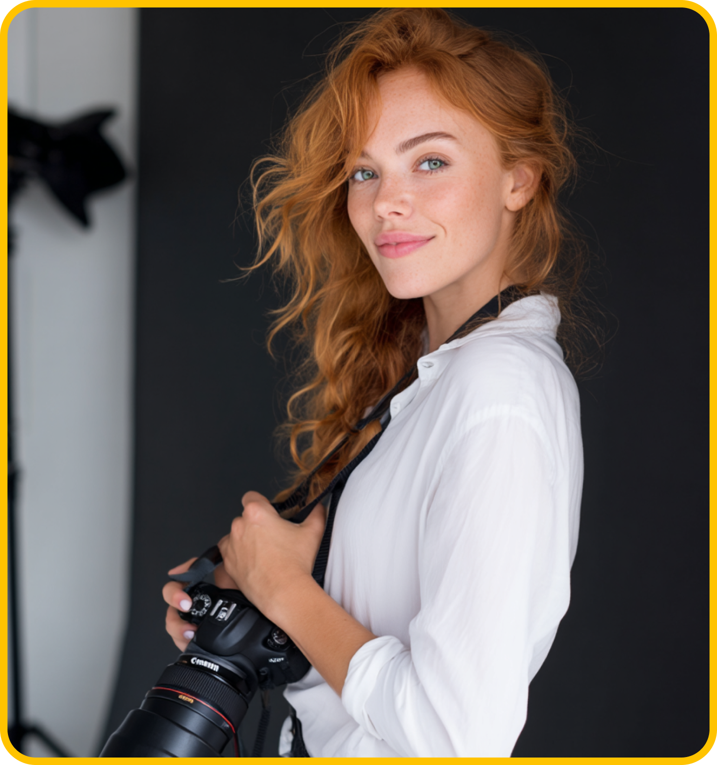 Profesionálna fotografka s fotoaparátom a fotografickým vybavením