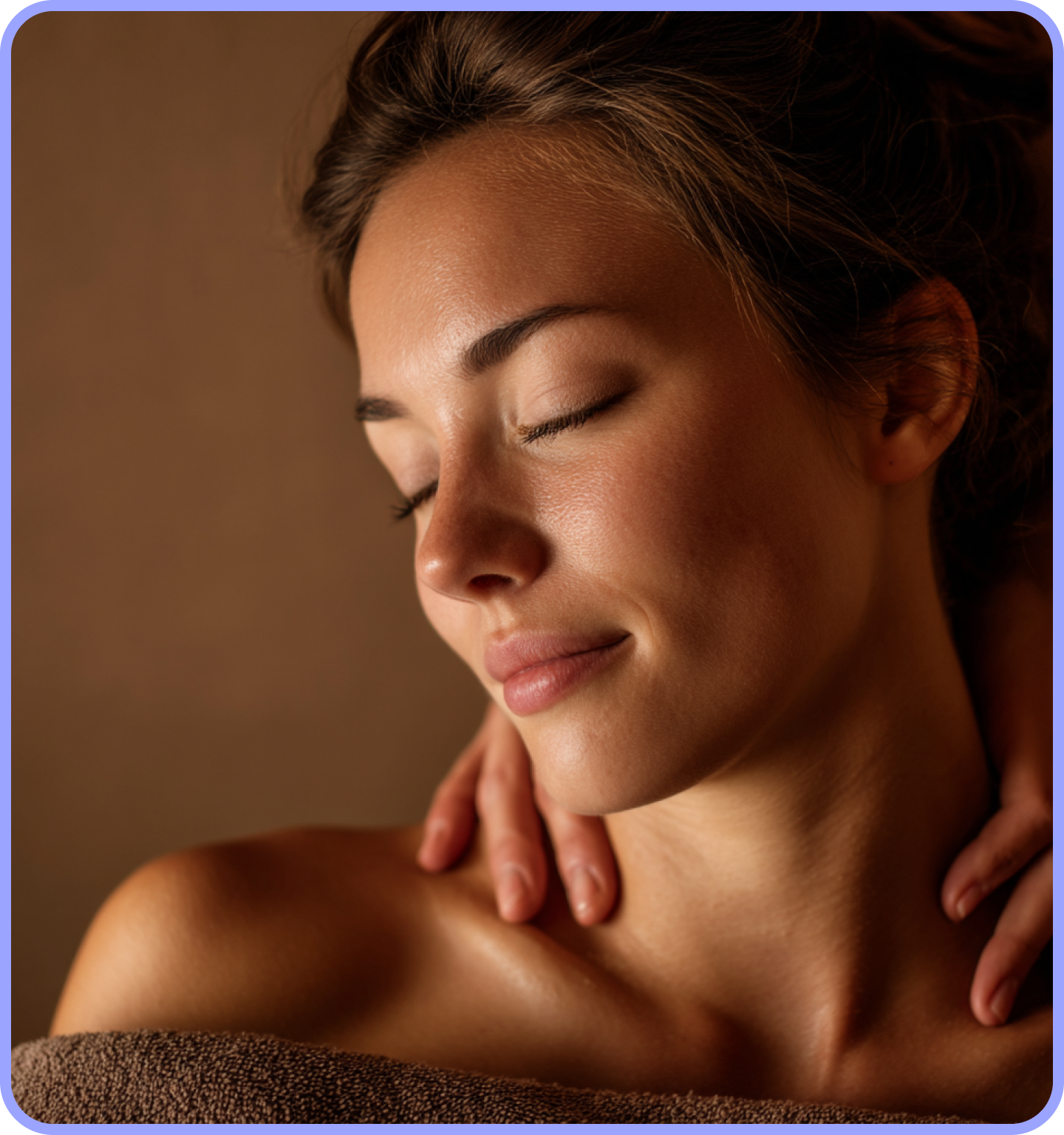 Profesionálny interiér masážneho salónu s masážnymi stolmi a relaxačným prostredím