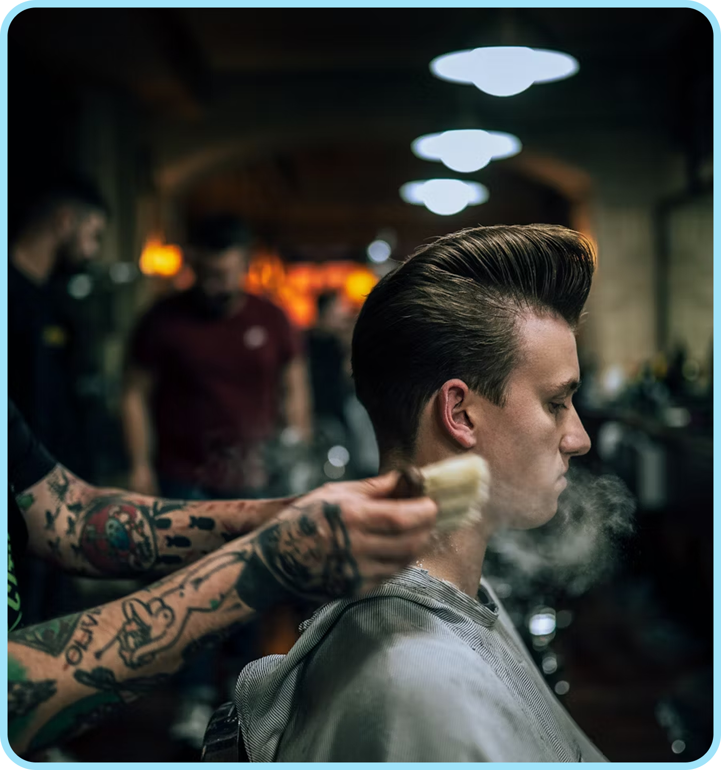 Profesionálny interiér kaderníctva s modernými kreslami a vybavením